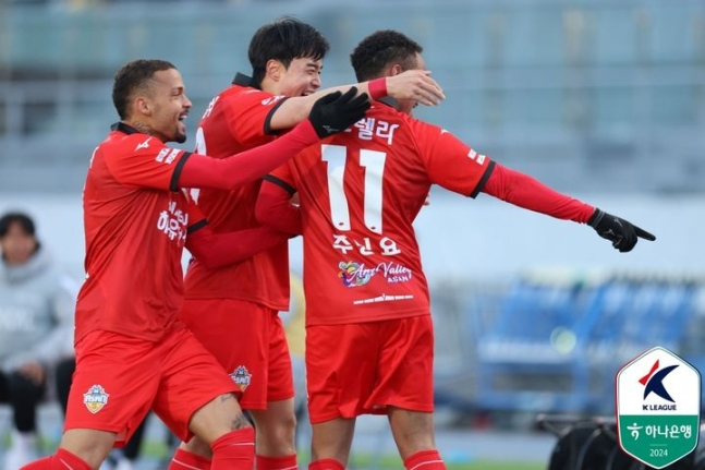 K리그2 충남아산FC가 지난 9일 홈 개막전서 빨간색 유니폼을 입고 뛰고 있는 모습./사진=뉴시스(프로축구연맹 제공)