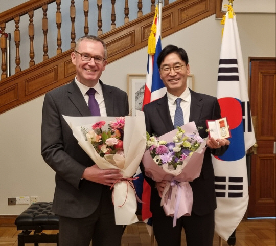 콜린 크룩스 주한영국대사(왼쪽)와 박종백 법무법인 태평양 파트너 변호사가 14일 서울 중구 주한영국대사관저에서 대영제국 훈장(BEM) 수여식을 가진 뒤 기념촬영하고 있다. 대사관 제공