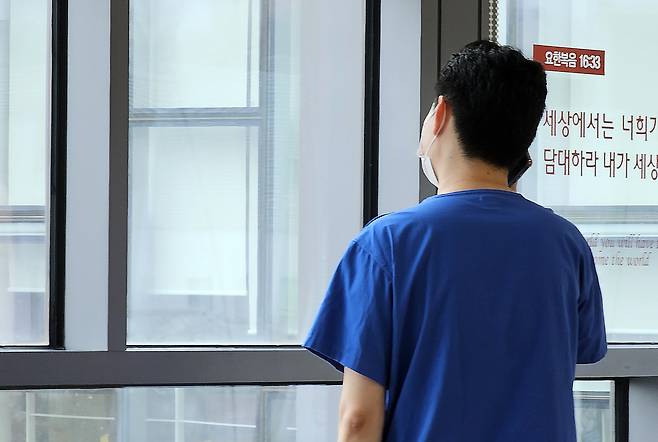 서울 시내 한 대형병원에서 한 의사가 통화를 하고 있다. 임세준 기자