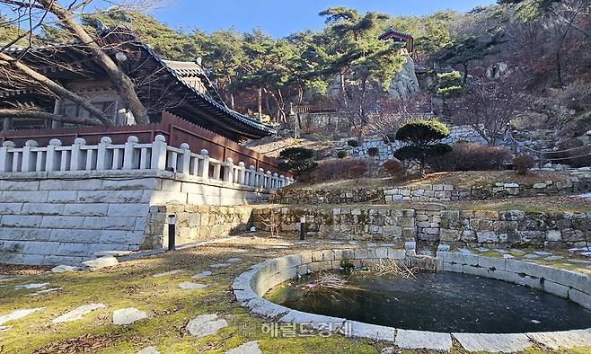 왼쪽에 월암당. 정대스님이 입적 전까지 지냈다.