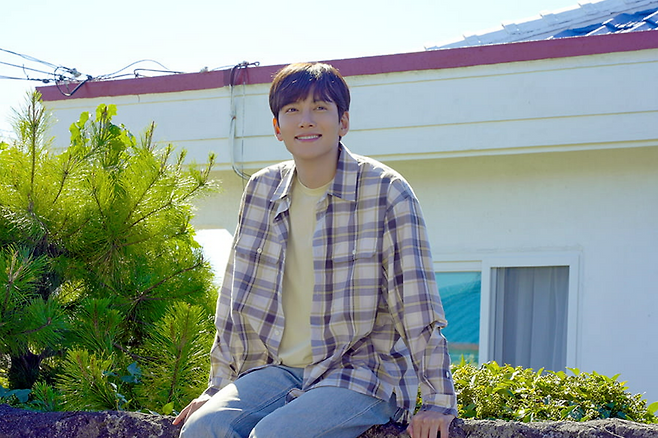 카카오TV드라마 '도시남녀의 사랑법'에서 호흡을 맞춘 배우 김지원과 지창욱이 완벽한 케미로 실제 연인과 같은 모습을 보여줘 드라마를 성공 시켰다. PD는 두 사람의 케미가 실제로 연애하는 것이 아닌가 하는 걱정을 할 만큼 좋은 호흡을 보였다고 전했다.