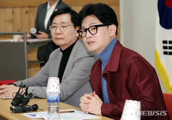 [순천=뉴시스] 이영환 기자 = 한동훈 국민의힘 비상대책위원장이 15일 오전 전남 순천시 아랫장번영회에서 열린 순천 시민 간담회에서 발언하고 있다.  2024.03.15. 20hwan@newsis.com