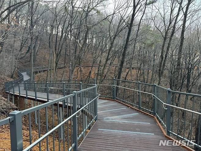 [화성=뉴시스] 왕배산 무장애나눔길 전경(사진=화성시 제공)2024.03.15.photo@newsis.com