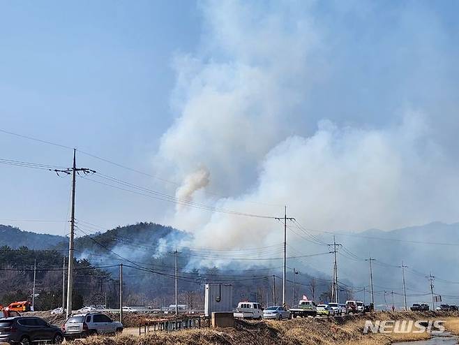 [영덕=뉴시스] 15일 오후 1시2분께 경북 영덕군 병록면 각리리 한 야산에서 화재가 발생했다. (사진=영덕군 제공) 2024.03.15. photo@newsis.com