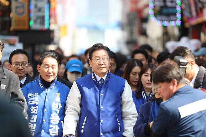 더불어민주당 이재명 대표가 14일 오전 대전 중구 으능정이 거리를 방문해 시민들과 인사를 나누고 있다. 연합뉴스