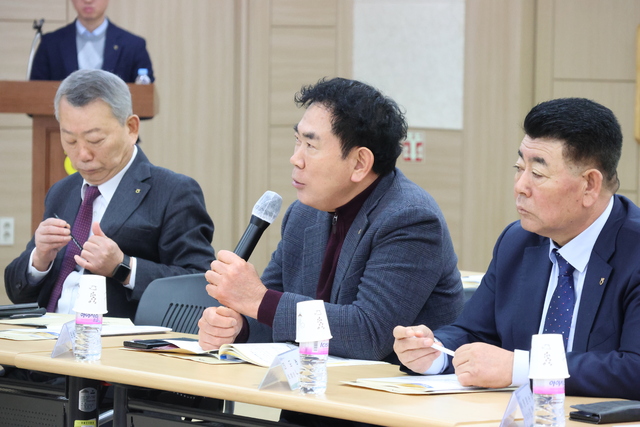 강경일 정남진장흥농협 조합장(가운데)이 광주·전남 하나로마트 선도조합협의회에서 하나로마트 발전방향에 대해 의견을 개진하고 있다.