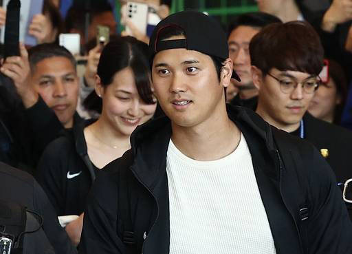 '2024 메이저리그(MLB) 월드투어 서울 시리즈'에 출전하는 로스앤젤레스 다저스 오타니 쇼헤이가 15일 오후 아내 다나카 마미코와 함께 인천국제공항 제1여객터미널을 통해 입국하고 있다.&nbsp; &nbsp; 연합뉴스