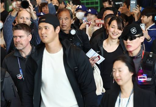 '2024 메이저리그(MLB) 월드투어 서울 시리즈''에 출전하는 로스앤젤레스 다저스 오타니 쇼헤이가 15일 오후 아내 다나카 마미코와 함께 인천국제공항 제1여객터미널을 통해 입국하고 있다.&nbsp; &nbsp; 연합뉴스