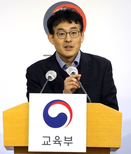 2023년 초중고 사교육비 조사 결과 설명 - 교육부 이영찬 디지털교육기획관이 14일 오전 정부세종청사 교육부 브리핑룸에서 2023년 초중고 사교육비 조사 결과의 주요 특징에 관해 설명하고 있다. 연합뉴스