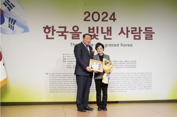 지난 14일 열린 ‘2024 한국을 빛낸 사람들 대상’ 시상식에서 대상을 받은 이경숙 의원