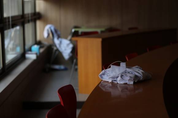 정부의 의대 증원 정책에 반발한 의대생들이 수업 거부를 이어가고 있는 가운데 15일 오전 강원 춘천시 한림대학교 의과대학 강의실에 적막감이 감돌고 있다. 연합뉴스