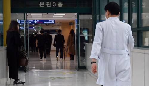 서울시내 한 대학병원에서 의사가 오가고 있다. 오승현 기자