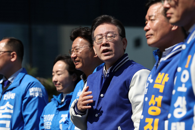 15일 오후 울산 동구 동울산종합시장을 찾은 이재명 대표가 발언하고 있다. 연합뉴스