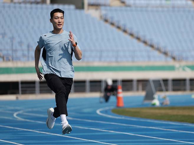 우상혁이 15일 오전 인천 문학경기장에서 트랙을 뛰고 있다.  인천 | 연합뉴스