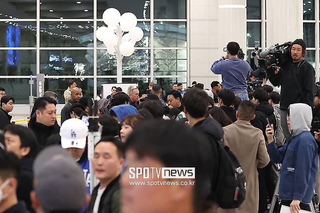 ▲ 많은 야구 팬들이 '밤샘'을 감수하고 서울 개막 시리즈 참가를 위해 한국에 도착한 샌디에이고 선수들을 기다렸다. ⓒ곽혜미 기