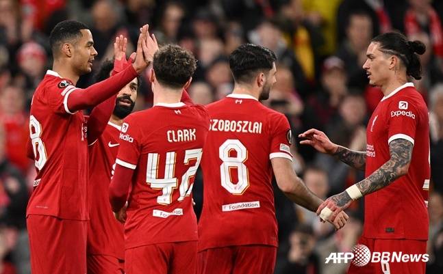 리버풀 선수들이 15일 오전 5시(한국시간) 영국 리버풀의 안필드에서 열린 '2023~2024시즌 유럽축구연맹(UEFA) 유로파리그(UEL)' 16강 2차전 리버풀 대 스파르타 프라하의 경기에서 득점 후 함께 기뻐하고 있다. /AFPBBNews=뉴스1/AFPBBNews=뉴스1