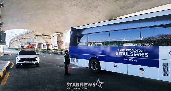 LA 다저스 선수단을 태울 버스가 15일 오후 인천국제공항 출국장 밖에서 대기하고 있다. /사진=김우종 기자