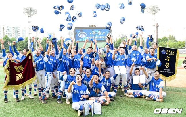 군산상일고 선수들이 지난해 8월 제57회 대통령배 전국고교야구대회에서 우승한 뒤 기뻐하고 있다. /사진=OSEN