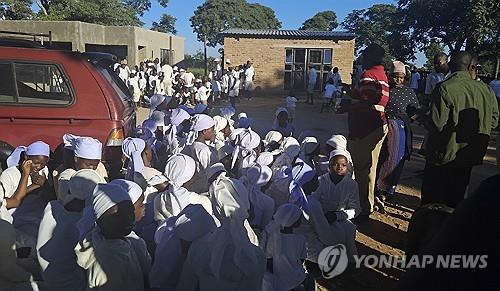 짐바브웨 한 농장에서 강제노동 착취당한 어린이들 [AP 연합뉴스 자료사진 재판매 및 DB 금지]