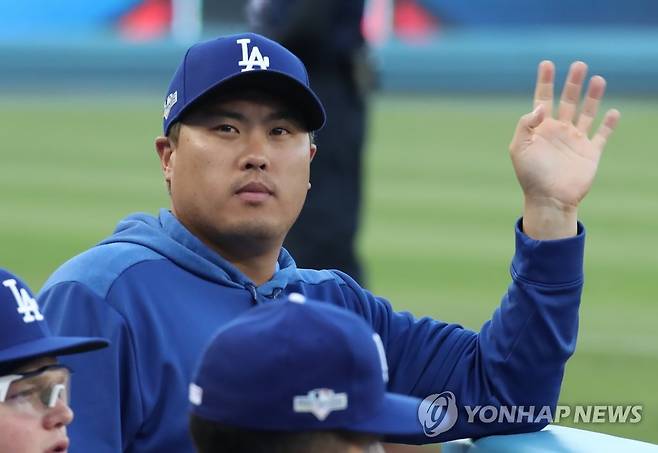 류현진, 4년 8천만달러에 토론토행 (서울=연합뉴스) 류현진이 토론토 블루제이스와 4년 8천만달러(약 929억4천만원)에 계약했다는 소식이 미국 현지에서 들렸다. MLB 네트워크의 존 헤이먼 기자는 23일(한국시간) 자신의 소셜네트워크서비스에 "류현진이 토론토로 향한다. 4년 8000만 달러의 조건"이라고 썼다. 사진은 10월 로스앤젤레스 다저스타디움에서 열린 미국프로야구 내셔널리그 디비전시리즈 5차전에서 손 흔드는 류현진. 2019.12.23 [연합뉴스 자료사진] photo@yna.co.kr