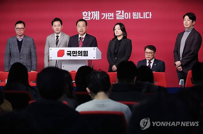 국민의힘 공관위, 19차 회의결과 발표 (서울=연합뉴스) 신준희 기자 = 국민의힘 정영환 공천관리위원장이 9일 여의도 당사에서 제19차 공관위 회의 결과를 발표하고 있다. 2024.3.9 hama@yna.co.kr