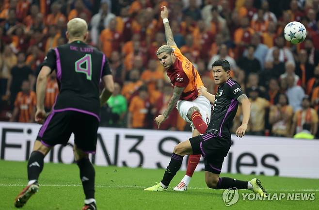 이번 시즌 UEFA 챔피언스리그 경기 중 김민재(오른쪽)의 모습 [EPA=연합뉴스 자료사진]