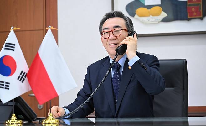 폴란드 외교장관과 통화하는 조태열 장관 [외교부 제공]