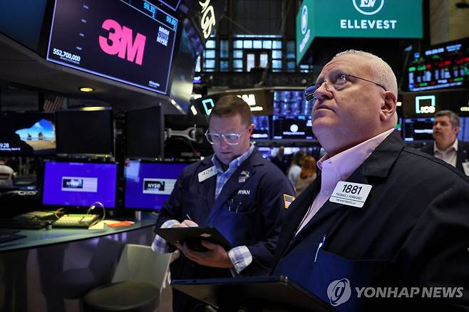 NYSE 입회장에서 일하는 트레이더들의 모습 [연합뉴스 자료사진]