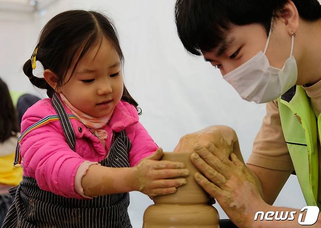 지난해 이천도자예술마을(예스파크)에서 열린 '제37회 이천도자기축제'를 찾은 어린이들이 도자기 만들기 체험을 하고 있는 모습. 2023.4.26/뉴스1 ⓒ News1 김영운 기자