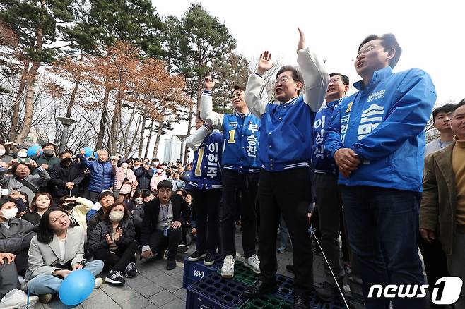 이재명 더불어민주당 대표가 16일 오전 경기 용인 수지구청 광장에서 열린 기자회견에서 발언을 하고 있다. (공동취재) 2024.3.16/뉴스1 ⓒ News1 임세영 기자