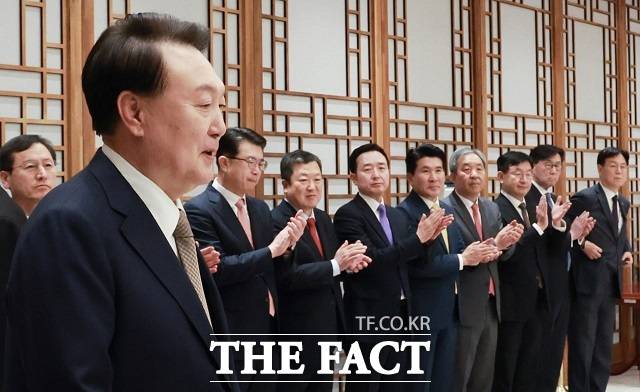 황상무 시민사회수석의 '언론인 회칼테러사건, 5·18 배후세력' 발언이 논란이 되고 있다. 지난 1월 3일 장관급 임명장 수여식 모습. 오른쪽에서 다섯 번째 황상무 시민사회수석. /뉴시스