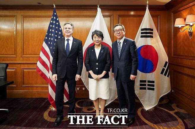 조태열 외교부 장관(오른쪽)은 지난달 22일(현지시간) 브라질 리우데자네이루에서 열린 주요 20개국(G20) 외교장관회의를 계기로 안토니 블링컨 미국 국무장관(왼쪽), 가미카와 요코 일본 외무대신과 취임 후 첫 한미일 외교장관회담을 했다. /외교부 제공