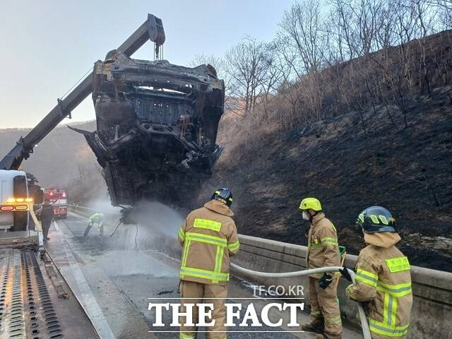 15일 중주내륙고속도로에서 화재가 나 진화 작업이 이뤄지고 있다./경북소방본부