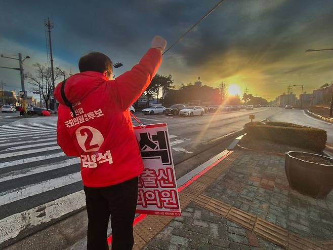 김영석 국민의힘 아산갑 후보가 차량을 타고 이동하는 지역 주민들에게 인사하고 있다. ⓒ김영석 캠프