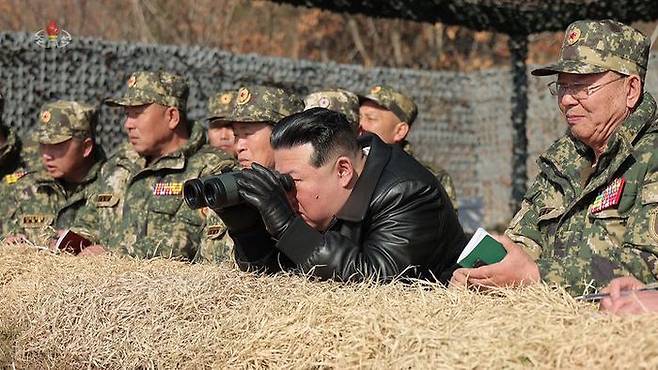 김정은 북한 국무위원장이 지난 13일 탱크병 대연합 부대 간의 대항 훈련 경기를 지도하는 모습. ⓒ뉴시스