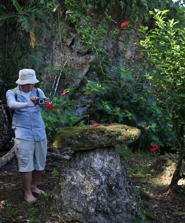 ‘밸리 오브 더 라테’ 지역. 여행객이 신기한 모양의 돌과 꽃을 찍고 있다. 박미향 기자