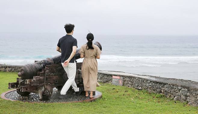 전망대 ‘라테 오브 프리덤’ 주변에는 2차 세계대전에 ‘참전’한 포가 있다. 포 옆에서 바다를 보며 여행을 즐기는 한국인 관광객. 박미향 기자