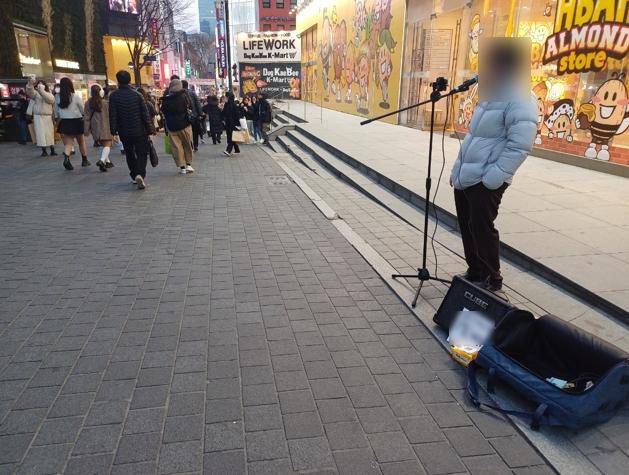 13일 오후 6시 명동역 6번 출구 앞에서 버스킹 공연이 이뤄지고 있다. 서현정 기자