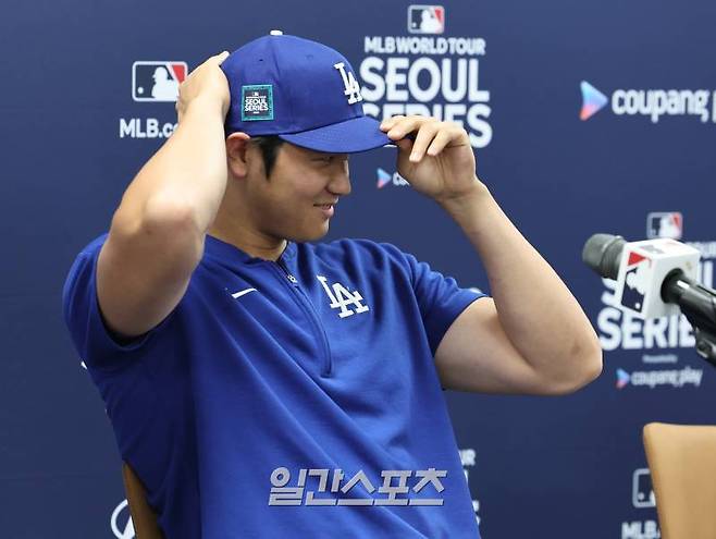 한국에서 사상 최초로 열리는 미국프로야구 메이저리그(MLB) 정규시즌 개막전을 앞두고 LA다저스가 16일 오후 고척스카이돔에서 훈련했다. 훈련전 오타니 쇼헤이, 무키 베츠, 프레드 프리먼이 기자회견했다. 오타니가 모자를 고쳐쓰고있다. 고척돔=정시종 기자 capa@edaily.co.kr /2024.03.16.