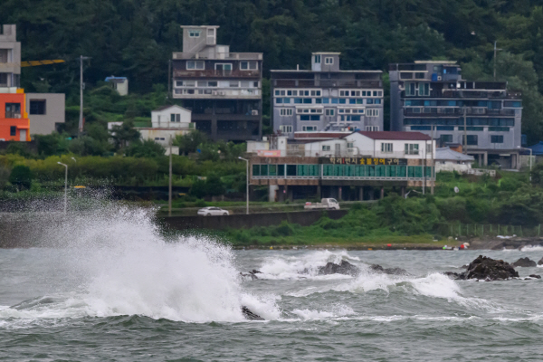 태풍이 영향으로 부산 기장군 이동항 앞 바다에 거센 파도가 치고 있다.  국제신문 DB