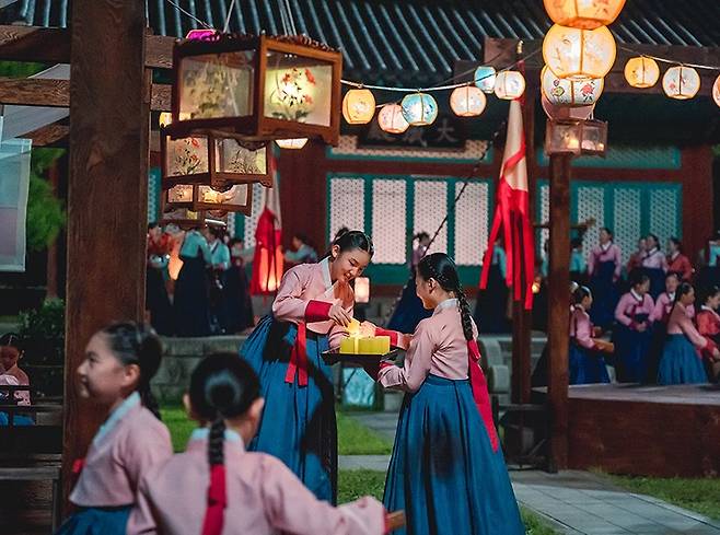 Court ladies enjoy a festival at Jeonju Hyanggyo's main shrine Daeseongjeon in "The Red Sleeve." (MBC)