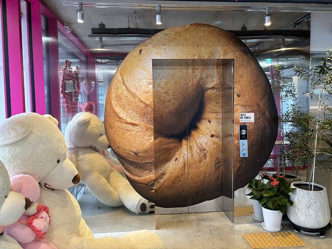 Interior of KnickerBocker Bagel's Seongsu-dong branch. (Kim Da-sol/The Korea Herald)