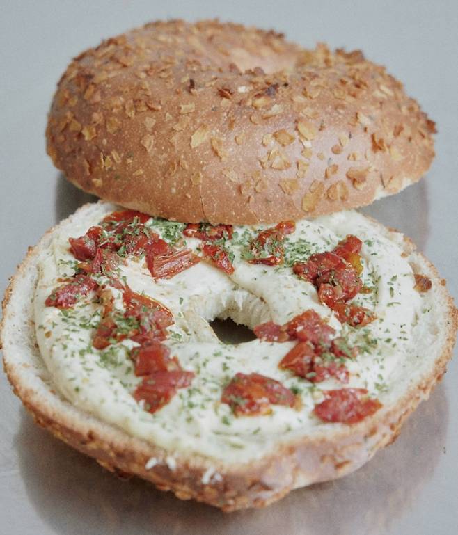 Mandong Bakery's basil tomato crunchy bagel (Mandong Bakery)