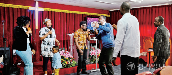 동두천, 파주 등에 들어섰던 미군기지가 이전하며 생긴 빈자리에 ‘아프리카계 외국인’이 모이고 있다. 저렴한 임대료와 영어문화 인프라가 구축돼 있어 이들이 정착하기 알맞은 환경이기 때문이다. 사진은 지난 주말 파주시 법원읍의 한 교회에서 찬송가를 부르며 예배드리는 아프리카계외국인 교인들. 윤원규기자