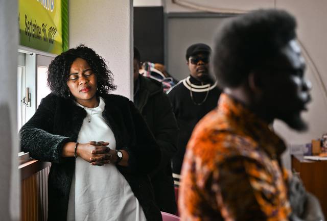 지난 주말 파주시 법원읍의 한 교회에서 예배드리는 아프리카계 외국인 교인들의 모습. 윤원규기자