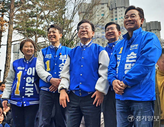 16일 오후 용인특례시 수지구청 광장에서 (왼쪽부터) 이언주 용인정 예비후보, 부승찬 용인병 예비후보, 이재명 대표, 이상식 용인갑 예비후보, 손명수 용인을 예비후보가 시민들을 만나고 있다. 송상호기자