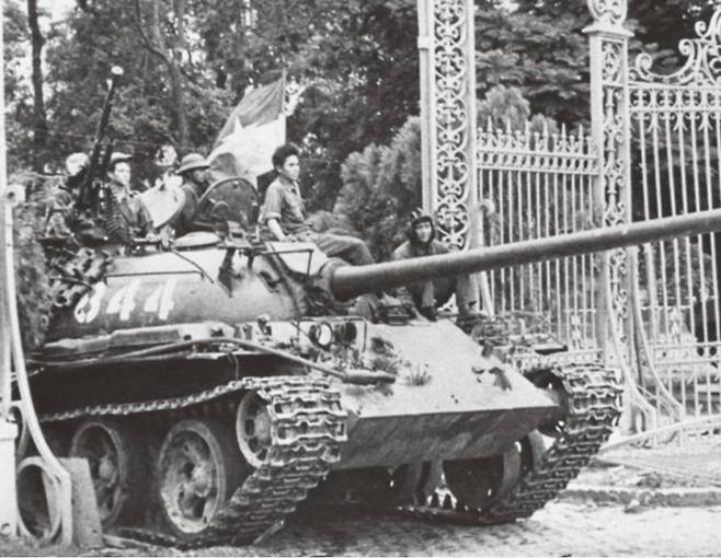 남베트남 민족 해방 전선(베트콩)이 남베트남의 수도 사이공에 진입하는 장면. 남베트남 적화통일의 상징적인 장면이다./사진=위키피디아