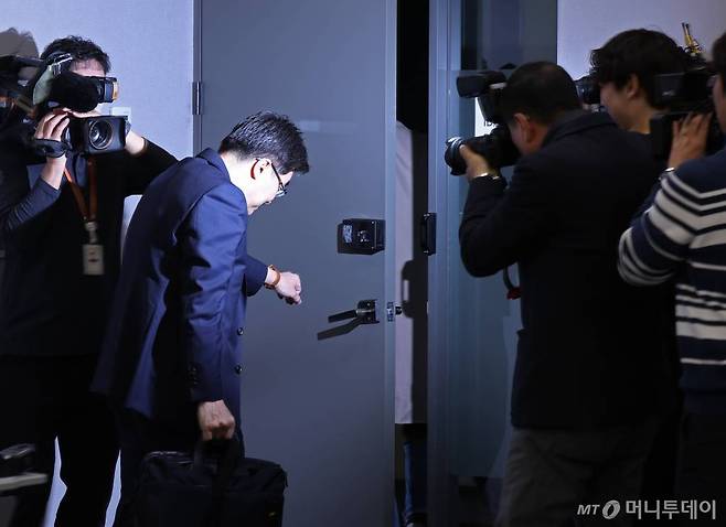 [서울=뉴시스] 김금보 기자 = 방재승 서울의대 교수협의회 비상대책위원장이 16일 오전 서울 종로구 HJ비즈니스센터에서 전국 의과대학 교수 비상대책위원회 총회 집단 사직 여부 논의 결과 발표 기자회견을 마친 뒤 퇴장하고 있다. 전국 의과대학 교수 비상대책위원회는 오는 25일부터 사직서를 제출하기로 했다. 2024.03.16. kgb@newsis.com /사진=김금보