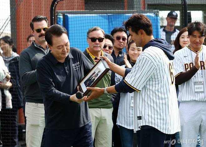 [서울=뉴시스] 전신 기자 = 윤석열 대통령이 16일 서울 용산어린이정원에서 열린 '메이저리거 참여 어린이 야구교실'에서 박찬호 샌디에이고 파드리스 특별 고문에게 사진액자를 선물하고 있다. 2024.03.16. photo1006@newsis.com /사진=전신