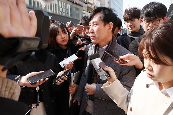 국민의힘 하태경 의원이 13일 서울 여의도 중앙당사를 나서며 취재진의 질문에 답하고 있다. 서울 중·성동을 경선에서 이혜훈 전 의원에게 패배한 하 의원은 지난 12일 여론조사 관련 '로데이터'(원자료) 자료 공개를 요구한 바 있다. [연합]